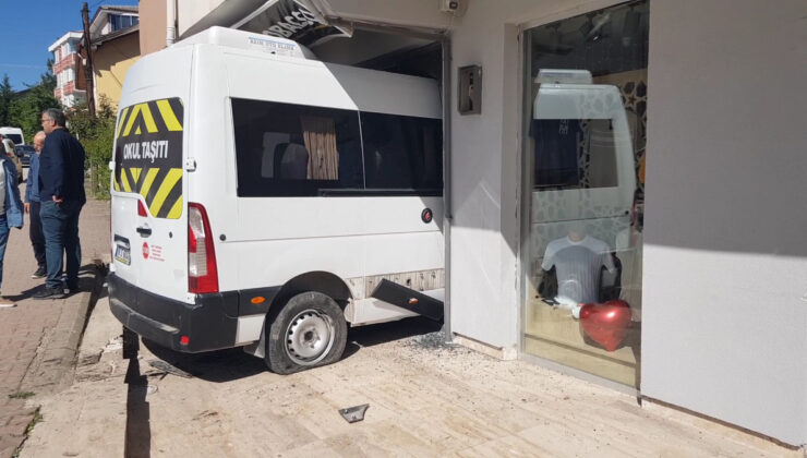 Karabük’te frenleri tutmayan öğrenci servisi iş yerine daldı