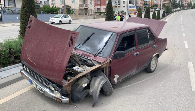 Karaman’da aydınlatma direğine çarpan araba karşı şeride geçti
