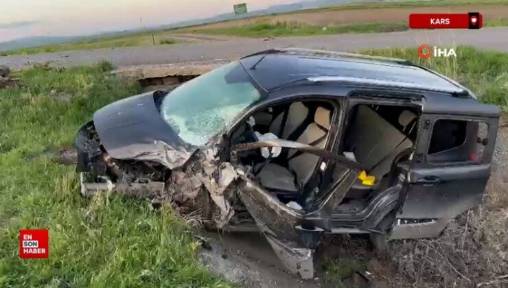 Kars’ta 2 hafif ticari araç çarpıştı