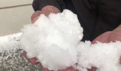 Kars’ta dolu yağışı etrafı beyaza bürüdü