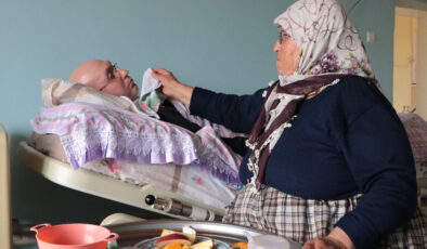 Kayseri’de bir anne 16 yıldır yatağa bağımlı oğluna bakıyor