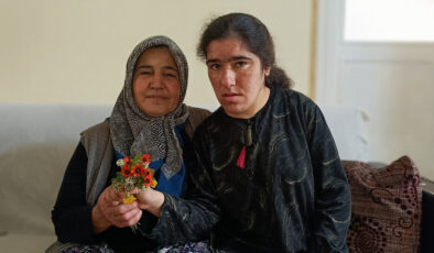 Kayseri’de zihinsel engelli kızının yanından ayrılmıyor