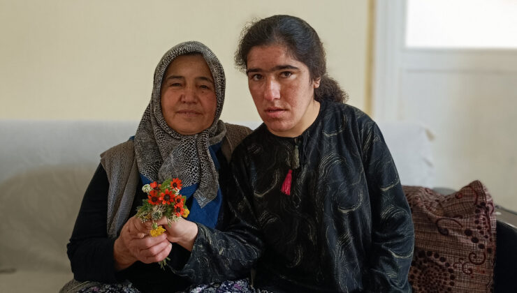 Kayseri’de zihinsel engelli kızının yanından ayrılmıyor