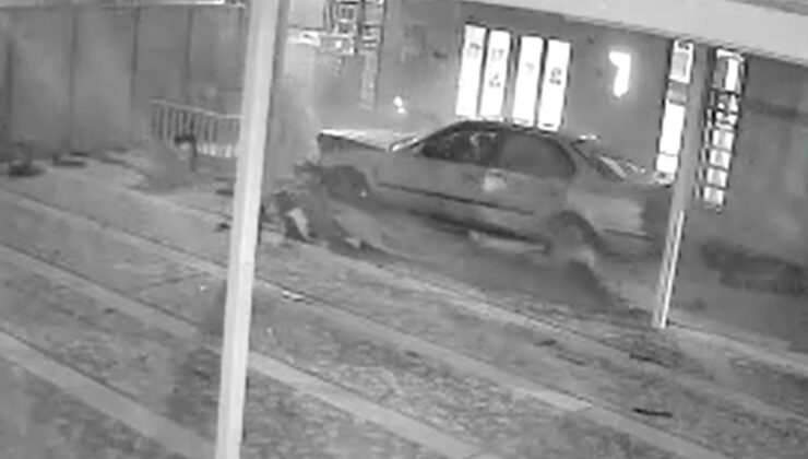 Kocaeli’de arabanın mescide daldığı anların güvenlik kamerası ortaya çıktı