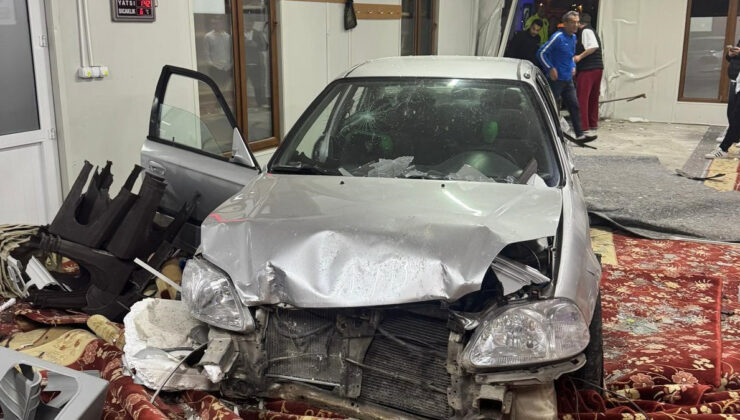 Kocaeli’nde alkollü şoför mescide daldı: 1 yaralı