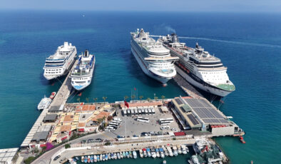 Kuşadası’na birebir anda 4 kruvaziyer demirledi