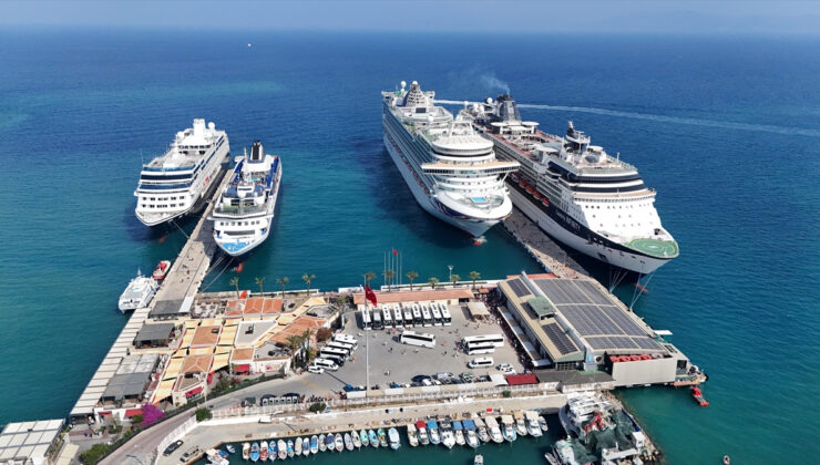 Kuşadası’na birebir anda 4 kruvaziyer demirledi