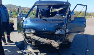 Kütahya’da karavan ile minibüs çarpıştı