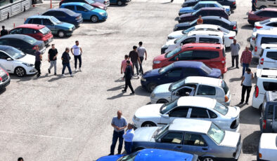 Malatya Açık Oto Pazarı’nda satıcı da alıcı karşılıklı bekliyor