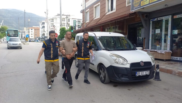 Manisa’da 13 araca ziyan veren, akli istikrarı yerinde olmayan kuşkulu, hastaneye yatırıldı