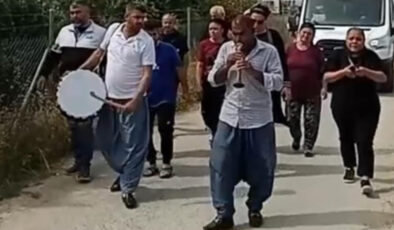 Mersin’de trafik kazasında ölen gence, davul zurna eşliğinde veda