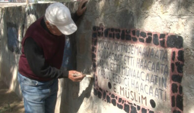 Nevşehir’de ölen eşine duyduğu aşkını taşlara kazıdı