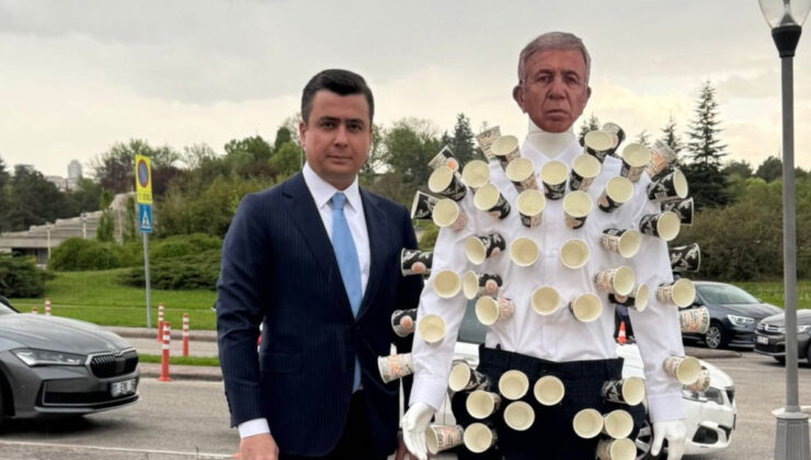 Osman Gökçek, Meclis’e Mansur Yavaş maskeli cansız model getirdi