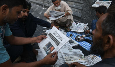 Pakistan’da gazeteler Hindistan’ın taarruzlarını manşet yaptı
