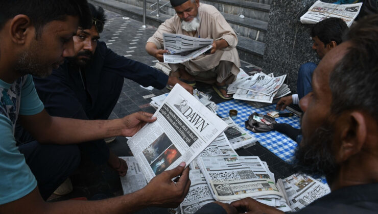 Pakistan’da gazeteler Hindistan’ın taarruzlarını manşet yaptı