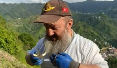 Rize’de tuttuğu yılanı kolye üzere boynuna doladı