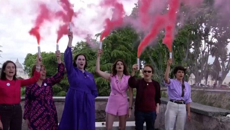 Roma’da bayanlardan pembe dumanlı Papalık seçimi protestosu