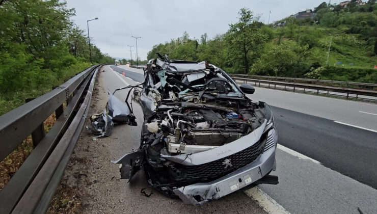 Sakarya’da tıra arttan çarpan cipin şoförü yaralandı