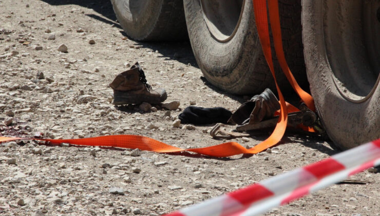 Sakarya’da üzerine tonlarca tomruk devrilen personel can verdi