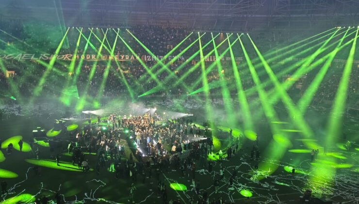 Şampiyon Kocaelispor kupasını taraftarı önünde kaldırdı