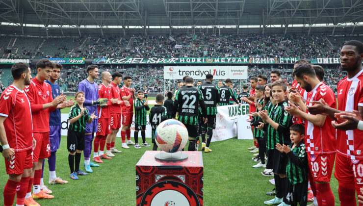 Şampiyon Kocaelispor, son maçında alkışlarla karşılandı