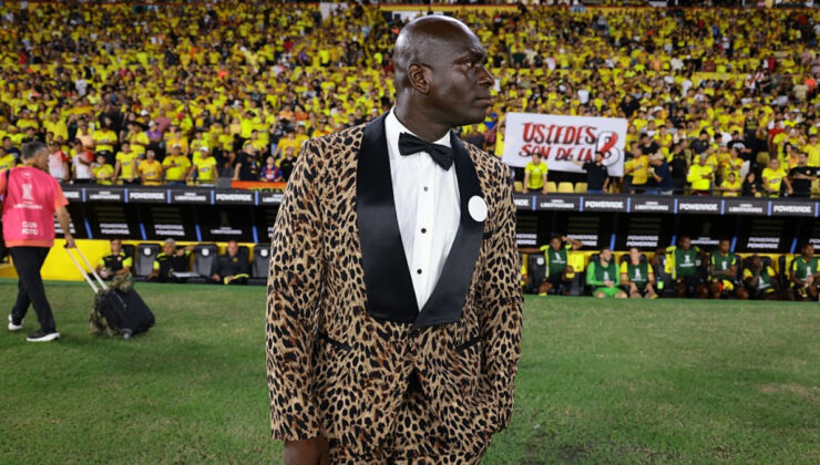 Segundo Castillo’nun leopar desenli ekip elbisesi