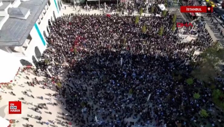 Sırrı Süreyya Başkan’ın cenazesindeki kalabalık havadan bu türlü görüntülendi.
