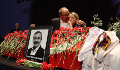 Sırrı Süreyya Başkan’ın kızı gözyaşlarına boğuldu