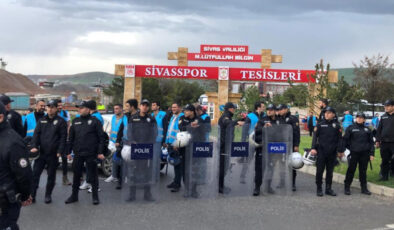Sivasspor taraftarından tesislerin önünde protesto