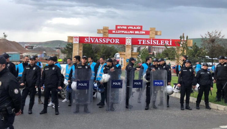 Sivasspor taraftarından tesislerin önünde protesto