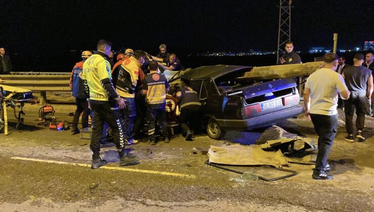 Sivas’ta bariyere saplanan arabadan şoför sağ çıktı