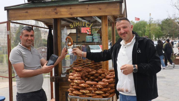 Sivas’ta seyyar simit tezgahına POS aygıtı koydu