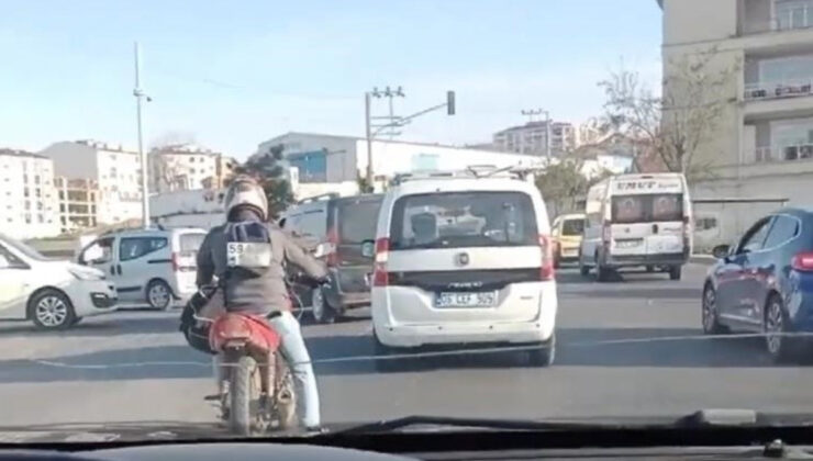 Tekirdağ’da motosiklet şoförü yerinden çıkan plakayı sırtına taktı