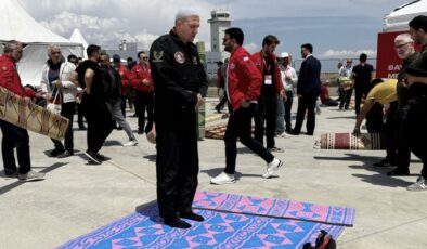 TEKNOFEST’in en dikkat çeken karesi: Cuma namazını birlikte kıldılar