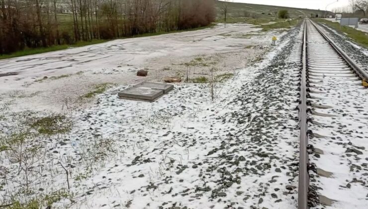 Tokat’ta tesirli olan dolu yağışı araziyi beyaza bürüdü