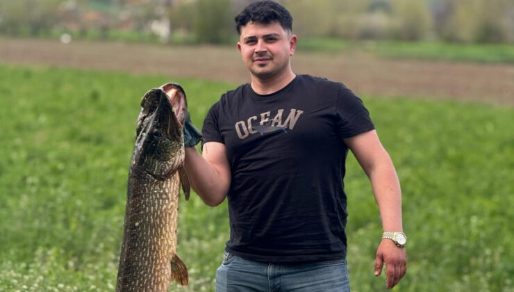 Tokat’ta tuttuğu 14 kiloluk turnayı bebek üzere kucağında salladı