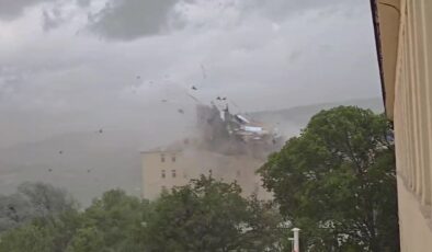 Tunceli’deki fırtınada çatı saniyeler içerisinde parçalandı