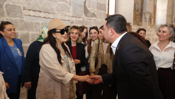 Türkan Şoray’dan Meryem Ana Kilisesi’ne ziyaret