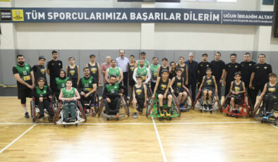 Uğur İbrahim Altay tekerlekli sandalyeye oturdu, engelli basketçilerle maç yaptı