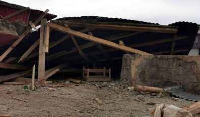 Van’da fırtına çatıları uçurdu