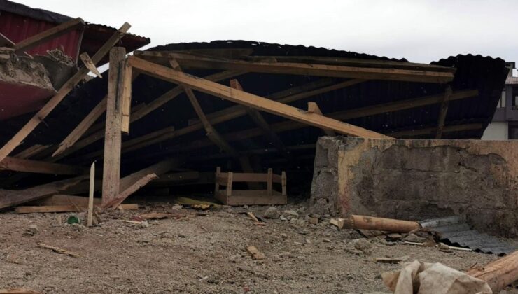 Van’da fırtına çatıları uçurdu