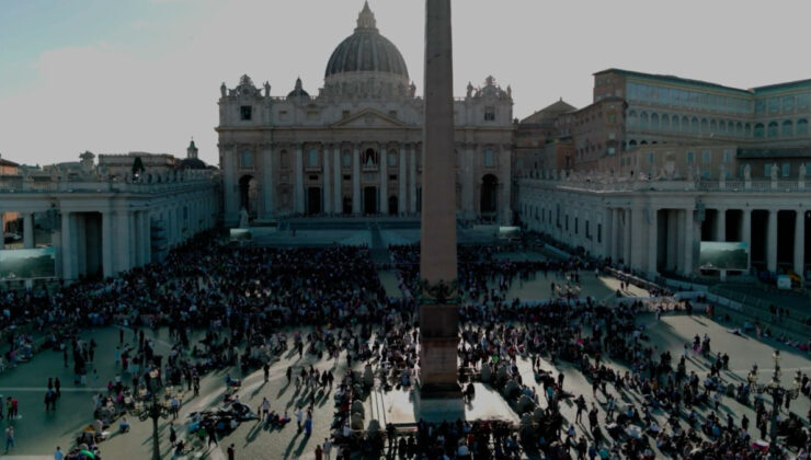 Vatikan’da siyah duman: Yeni Papa seçilemedi