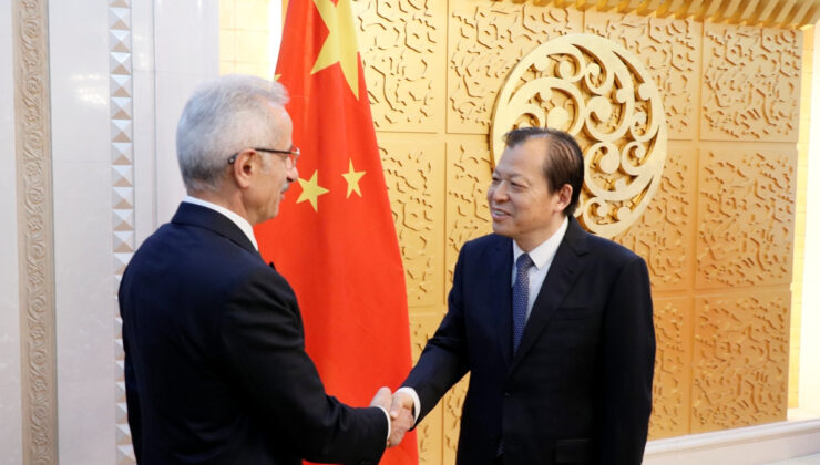 Abdulkadir Uraloğlu Çin’de mevkidaşı Liu Vey ile bir ortaya geldi