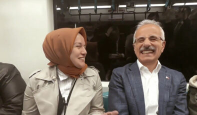 Abdulkadir Uraloğlu, Marmaray’da vatandaşlarla sohbet etti