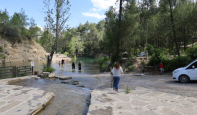 Adana sıcağından kaçan Yedigöze tabiat parkında serinliyor