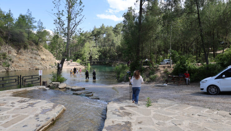 Adana sıcağından kaçan Yedigöze tabiat parkında serinliyor