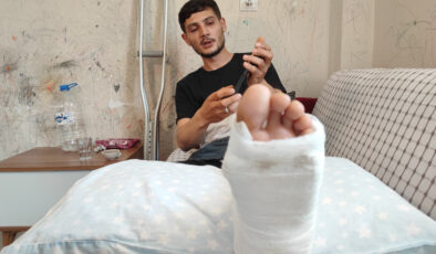 Adana’da arabanın çarptığı motosikletlinin bacağı kırıldı