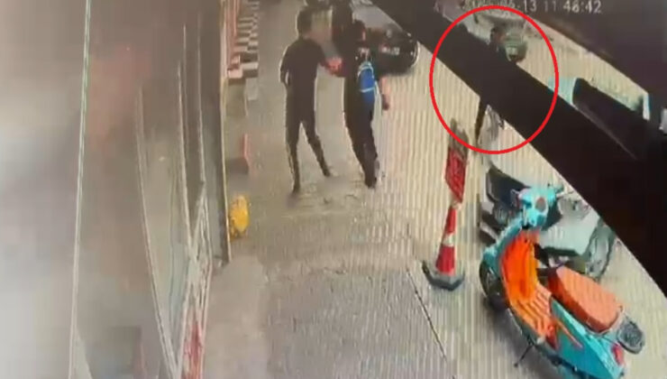 Adana’da hafif ticari araç bisikletliye çarpıp kaldırıma çıktı