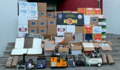 Adana’da kaçak sigara üretim merkezine çevrilen konuta baskın düzenlendi