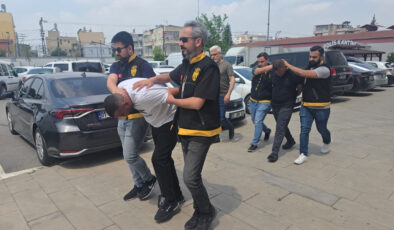 Adana’da park halindeki arabalardan 500 bin TL’lik hırsızlık